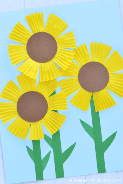 Cupcake liners aren't just for baking . This cupcake liner sunflower craft is an easy, inexpensive craft for late summer early fall. Sunflower Art Preschool, Sunflower Art For Kids, Bumblebee Craft, Flower Crafts For Kids, Sunflower Craft, Cupcake Liner Flowers, Late Summer Early Fall, Sunflower Crafts, Construction Paper Crafts