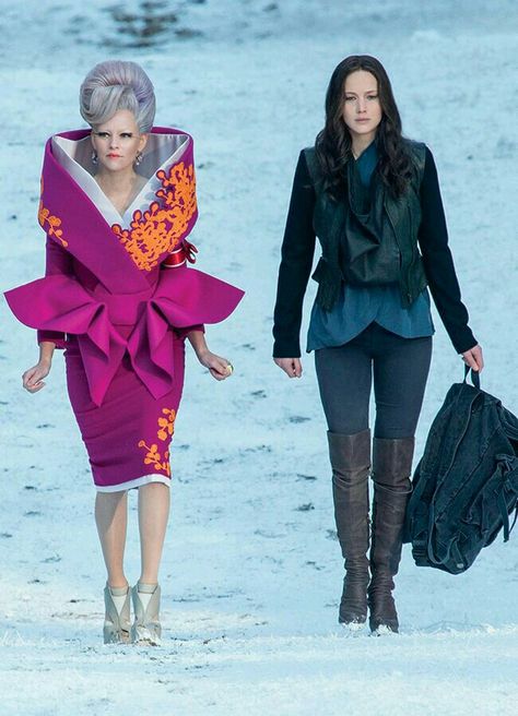 Effie Trinket and Katniss Everdeen Hunger Games Effie, Hunger Games Costume, Capitol Couture, Hunger Games Fashion, Tribute Von Panem, Effie Trinket, Hunger Games Movies, Hunger Games Fandom, Donald Sutherland