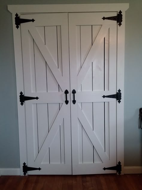 Swinging barn doors were built for the master bedroom's closet door. 1x6's were nailed on top of a 3/4" plywood. 1x6's were used for the horizontals and then the 1x4 were used for the verticals and "x". Black gate hinges were chosen. #farm #farmhouse #farmhousedesign #design #farmhome #barn #barnwood #barndoors #door #doors #gate #white #masterbedroom #masterbedroomdesign Bedroom Closet Doors, Barn Door Hinges, Farmhouse Pantry, Barn Door Closet, Diy Barn Door, Diy Closet, Kitchen Doors, Bedroom Doors, Door Makeover