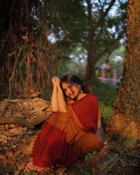 Traditional Saree Photoshoot Poses In Temple, Saree Shoot Outdoor, Outdoor Saree Photoshoot, Traditional Photography Poses Women, Traditional Photo Ideas, Gopika Ramesh, Aesthetic Photo Shoot, Traditional Photoshoot, Traditional Poses