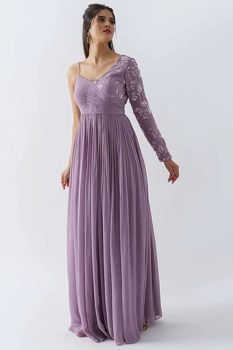 Mauve Georgette Gown Design by Suruchi Parakh at Pernia's Pop Up Shop 2022 Latest Gown Designs Party Wear, Latest Gown Designs, Indowestern Gown, Indowestern Gowns, Western Gowns, Gown Purple, Casual Denim Dress, Party Wear Gowns, Georgette Gown