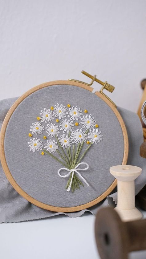 Simple Flower Embroidery Designs, Back Stitch Embroidery, Desain Tote Bag, Embroidery Hoop Art Diy, Simple Hand Embroidery Patterns, Hand Embroidery Patterns Free, Pola Bordir, Simple Embroidery Designs, Diy Embroidery Designs