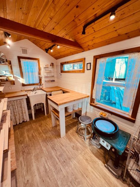 Pottery Room Ideas Design Studios, Studio Tiny House, Pottery Hobby, Pottery Space, Backyard Art Studio, Art Shed, Tiny House Talk, Studio Shed, Pottery Lessons