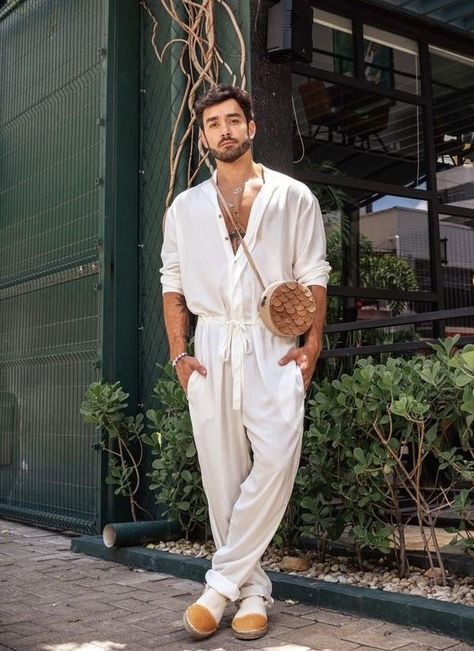 Beach Chic Men, Mens Beach Clothes, Boho Men Style Bohemian, Bohemian Outfits For Men, Outfit Ideas White Shirt, Men Beach Fashion, Miami Outfits Men, Miami Mens Fashion, All White Outfit Ideas