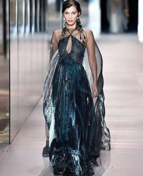 n on Twitter: "bella hadid at fendi ss21… " Fendi Runway, Haute Couture Style, Fashion Week Dresses, Fashion Show Dresses, Runway Fashion Couture, Collection Couture, Runway Outfits, Demi Moore, Couture Mode