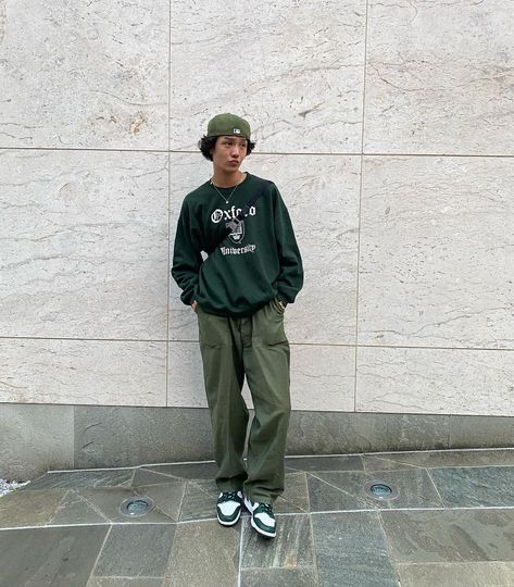 Dunk Green Outfit, Green Sweatpants Outfit Men, Green Dunks Outfit Men, Green Hoodie Outfit Aesthetic, Sweatpants Outfit Men Streetwear, Green Dunks Outfit, Dunks Outfit Men, Green Sweatpants Outfit, Graphic Tee Outfit Men