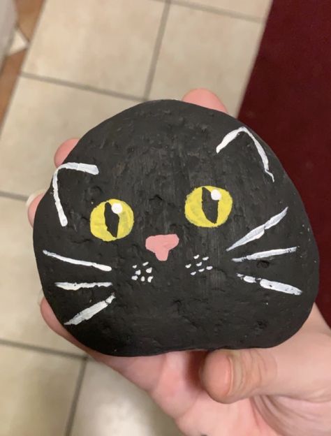 Cat Rock Painting Ideas Easy, Stone Drawing Ideas, Rock Painting Cat, Ideas Para Pintar Piedras Faciles, Rock Painting Ideas Easy For Kids, Stone Painting Easy Simple, Black Rock Painting Ideas, Cute Things To Paint On Rocks, Cute Animal Painted Rocks