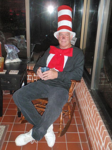 Easy and comfortable costume for man-The Cat in the Hat Cat In The Hat Costume, Diy Costumes Men, Christmas Parade Floats, Halloween Costumes For Work, Cute Halloween Makeup, Parade Float, Christmas Parade, Halloween Time, Diy Hat