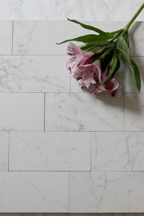 porcelain tiles that look like carrara marble Porcelain Tile Floor Kitchen, Carrara Bathroom, Marble Porcelain Tile, Carrara Tiles, Carrara Marble Tile, Marble Tile Bathroom, Lake House Kitchen, Dining Room Remodel, Home Building Tips