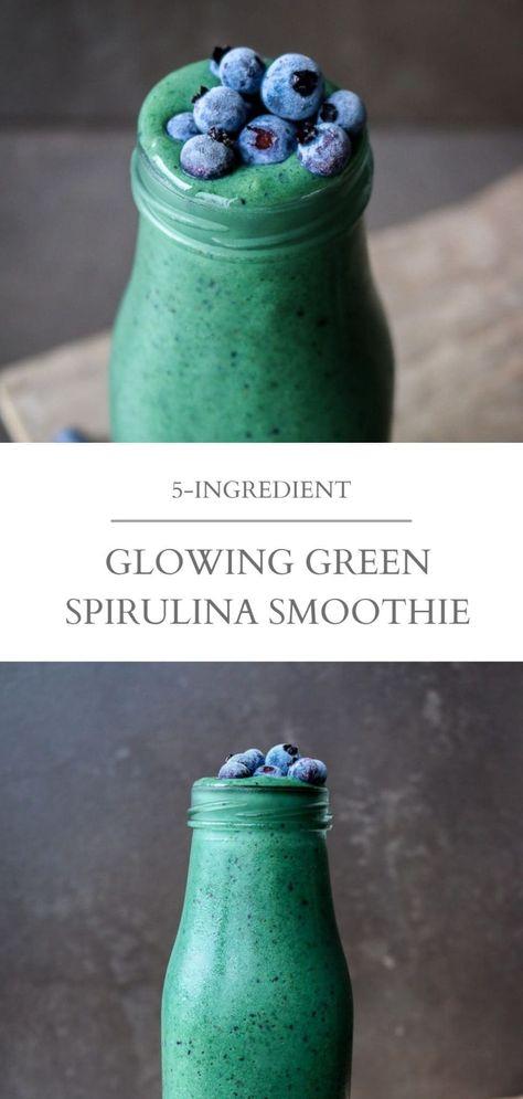 A beautiful glowing green spirulina smoothie. This drink gets its glowing blue-green color from a simple combination of kale, blueberries and spirulina. All you need is 5 ingredients and 5 minutes! | Nourished by Caroline #spirulina #spirulinarecipes #smoothies #smoothierecipes #vegan #vegansmoothie #healthyrecipes #healthybreakfast #healthysnacks #breakfastrecipes Green Spirulina Smoothie, Spirulina Recipes, Blue Smoothie, Healthy Refreshing Drinks, Spirulina Smoothie, Fruit Juice Recipes, Smoothie Fruit, Kale Smoothie, Superfood Smoothie