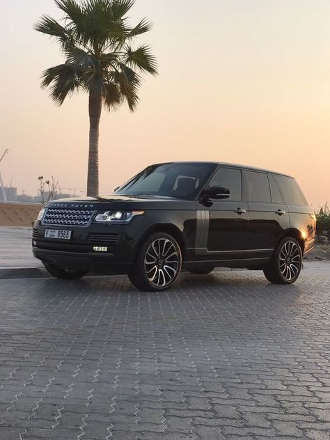 Black Range Rover, Dream Cars Range Rovers, Wallpaper Hippie, Range Rover Car, Luxury Cars Range Rover, Range Rover Vogue, Black Range, Vintage Jeep, Luxury Car Rental