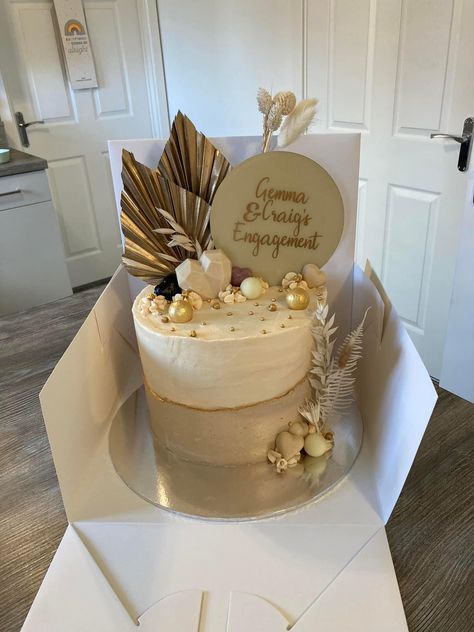 Nude Cake Birthday, Neutral Color Cake, Torte Beige, Birth Cakes, Golden Birthday Cakes, Purple Cakes Birthday, Cake For Boyfriend, 40th Cake, Special Birthday Cakes