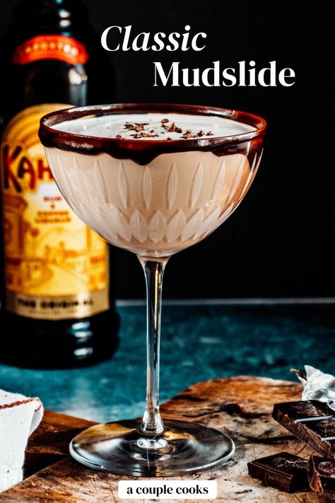 Here's how to make a mudslide! This mudslide recipe makes that classic drink starring vodka, Kahlua and Irish cream. #mudslide #mudsliderecipe #mudslidedrink #howtomakeamudslide Baileys Recipes Drinks, Irish Cream Drinks, Mudslide Recipe, Kahlua Drinks, Baileys Drinks, Baileys Cocktails, Liqueur Drinks, Baileys Recipes, Martinis Drinks