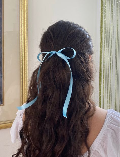 hairstyles with ribbon Curls Hair Styles, Hair Ribbons Hairstyles, Down Curly Hairstyles, Ponytail Wedding, Aesthetic Pin, Loose Ponytail, Cute Curly Hairstyles, Bow Hairstyle, Ribbon Hairstyle