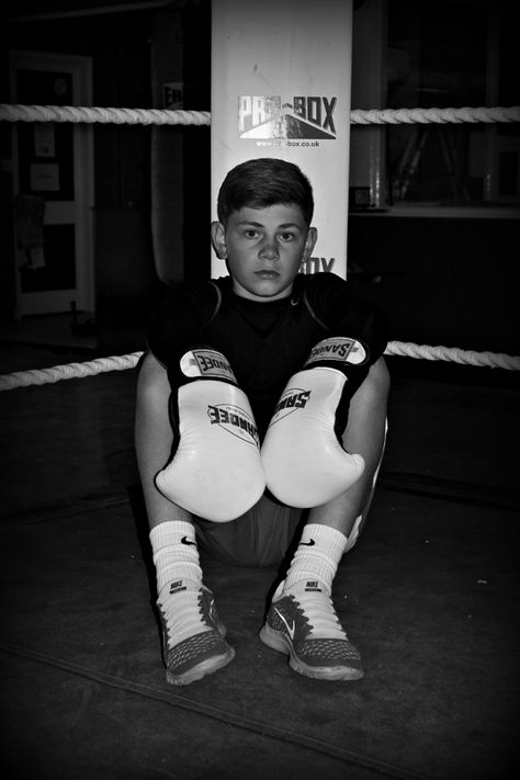 Kids Boxing Training, Boxing Pictures Ideas, Boxing Photoshoot Male, Boxing Photoshoot, Boxing Photography, Boxing Men, Sports Photoshoot, Kids Mma, Family Box