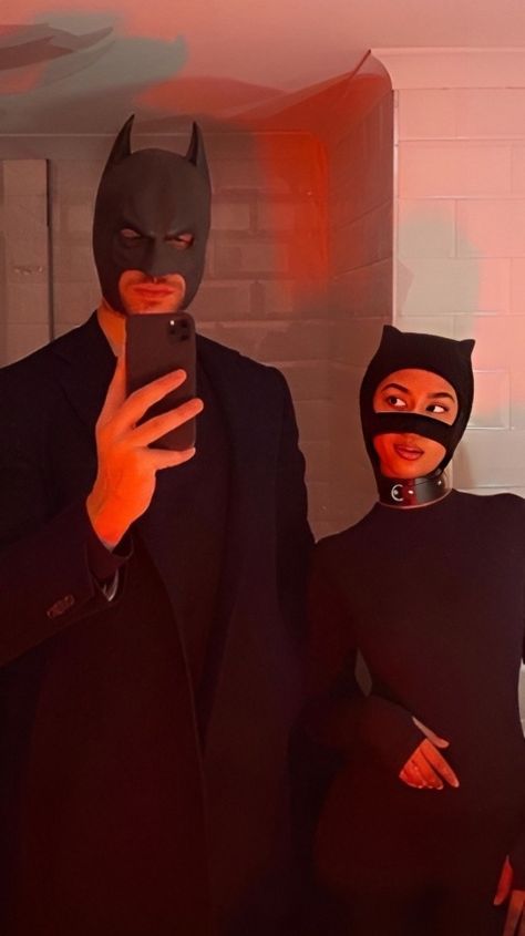 Chic Halloween Costumes, Batman And Catwoman Costumes, Chic Halloween Costume, Batman Halloween, Bat Cat, Creepy Costumes, Halloween Iii, Duo Halloween Costumes, Cute Couple Halloween Costumes