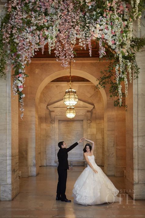 New York Public Library Wedding, Gossip Girl Wedding, Nyc Public Library, Public Library Wedding, Library Wedding, Hollywood Wedding, Plan My Wedding, Wedding Costs, Brides Magazine