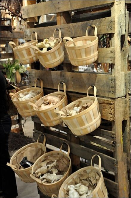 Basket Bulk Merchandising on a Pallet Frame Butik Design, Soap Display, Farm Store, Craft Fair Displays, Market Displays, Mud Kitchen, Craft Show Displays, Farm Shop, Craft Booth