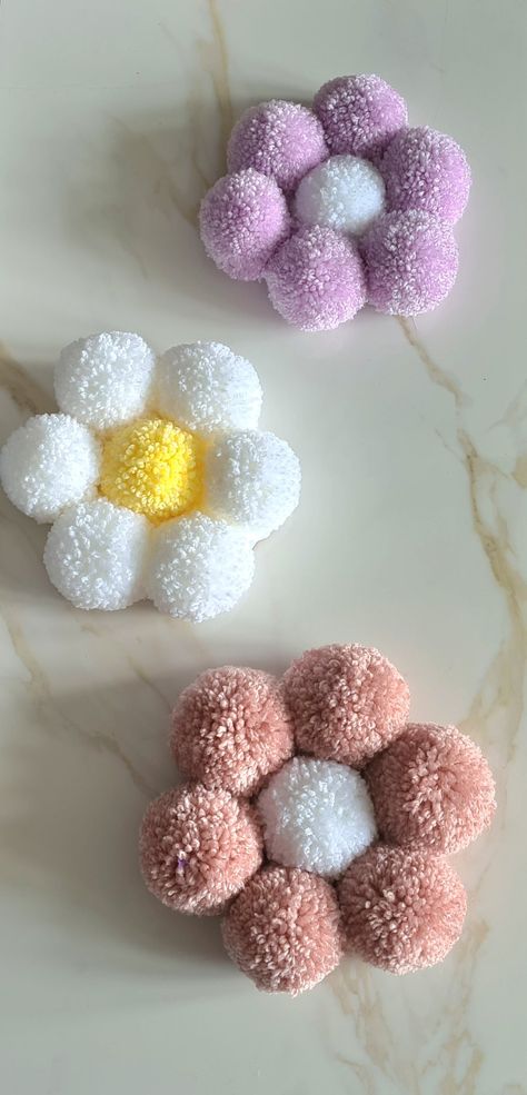 Pompom daisy, wall hanging, shelf decoration, baby shower, new baby, home decor £12.50 Things To Do With Pom Poms, Pom Pom Crafts For Adults, Nurture Activities, Pompom Daisy, Pom Daisy, Pompom Flowers, Pompom Crafts, Ornamental Flower, Pom Pom Decor