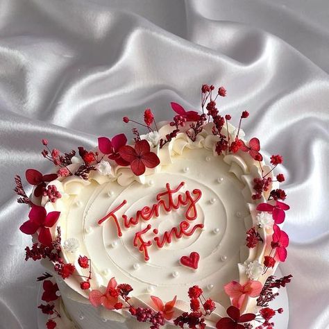 𝗗𝗲𝗹𝗶𝗰𝗶𝗼𝘂𝘀 𝗕𝗮𝗸𝗲𝘇 on Instagram: "red floral cakes 🍓♥️🌹💋🍒 pearls from @thesprinklescompany 🤍 • • • • • #baking #cake #illusioncake #homemade #bentocake #dessert #lunchboxcake #bentoboxcake #aesthetic #instafood #chocolate #foodphotography #minicake #comiccake #delicious #cakedecorating #baker #cupcakes #bake #cakesofinstagram #koreancake #birthdaycake #cocomelon #cakestagram #desserts #smallbusiness #birminghambaker #birmingham #buttercreamfrosting" Birthday 25 Cake, Red Cake Ideas Birthdays, Red Aesthetic Cake, Red Birthday Cake Aesthetic, 23rd Bday Cake, Red Floral Cake, Red Cake Aesthetic, Cute Anniversary Cake, Anniversary Cake Ideas