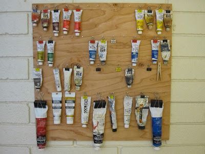 oil paint hanging display and storage with binder clips Studio Seni, Home Art Studios, Rangement Art, Ruangan Studio, Small Art Studio, Art Studio Space, Art Studio Organization, Art Studio Room, Paint Storage