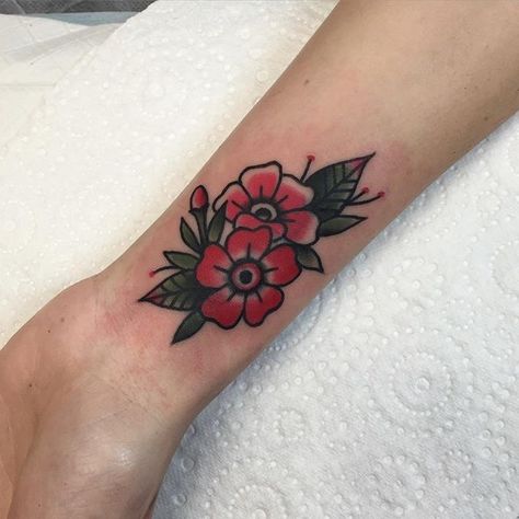 Traditional Poppy Tattoo, Spring Tattoos, Watermelon Tattoo, Poppy Flower Tattoo, Traditional Tattoo Flowers, Poppies Tattoo, Small Flower Tattoos, Tatuaje A Color, Traditional Tattoo Design