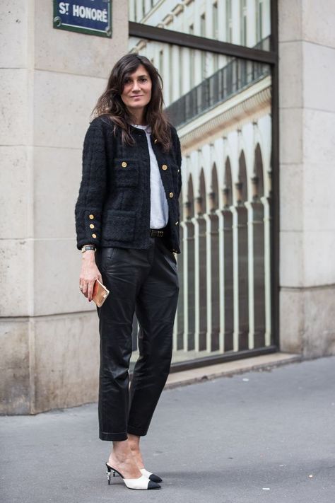 Emmanuel Alt, French Voguettes, Emmanuelle Alt Style, Chanel Street Style, Chanel Blazer, Black Spirit, Chanel Style Jacket, Paris Vogue, Emmanuelle Alt