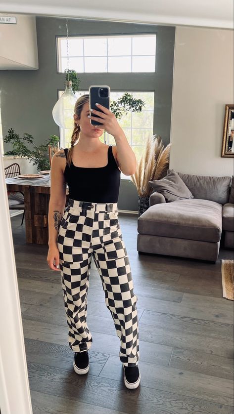 Checkard Pants Outfits, Flare Checkered Pants Outfit, Checkered Outfit Women, Retro Checkered Outfit, Vans Checkerboard Outfit Women, Cute Checkard Pants, Black Checkered Pants, Checkered Pants Outfit, Checkered Vans Outfit