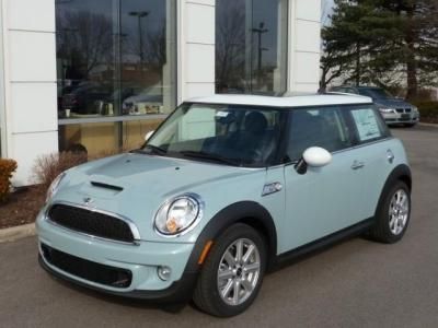 Ice blue mini cooper..Love it so much Small Cute Cars For Women, Vw Beetle Custom, Blue Mini Cooper, Blue Car Accessories, Cars Accessories, Mini Copper, First Cars, Mini Coopers, Girly Car