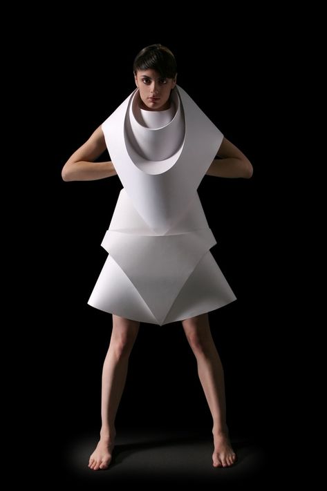 Pleats - Origami Fashion Editorial by mariaelisa duque, via Behance Mode Origami, Structured Fashion, Fashion Design Inspiration, Architectural Fashion, Structural Fashion, Origami Dress, Paper Clothes, Mode Editorials, Origami Fashion