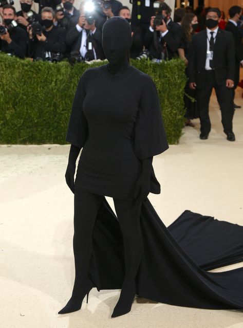 Kim Kardashian Black Dress, Estilo Kim Kardashian, Kim Kardashian Dresses, Met Gala Outfits, Met Gala Dresses, Gala Outfit, Gala Fashion, Met Ball, Met Gala Red Carpet