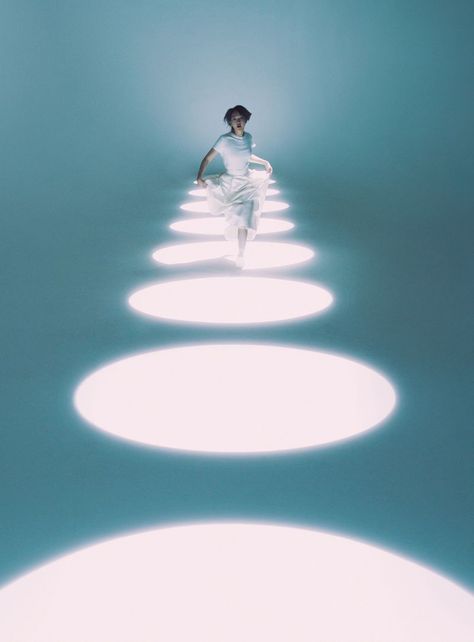 Lumiere Photo, Harpers Bazar, Light Tunnel, Studio Photography Lighting, Photographie Inspo, Blue Room, Fashion Photography Inspiration, Photoshoot Concept, Ex Machina