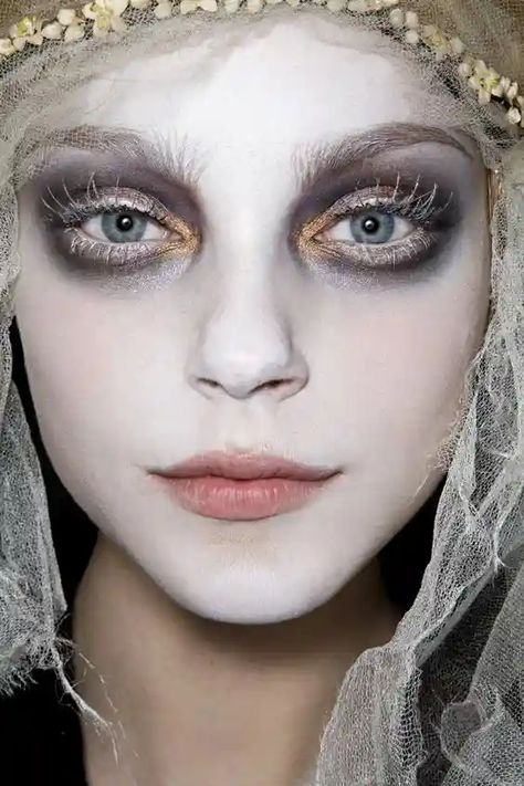 30+ Pretty Ghost Makeup Ideas for Halloween Ghost Makeup, Makeup Zombie, Halloween Make-up Looks, Ghost Bride, Zombie Bride, Weird Vintage, Jessica Stam, Behind Blue Eyes, Halloween Makeup Pretty