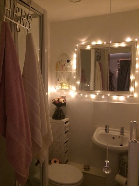 Small en suite bathroom with fairy lights Pink Bathroom Ideas Aesthetic, Bathroom Decor Fairy Lights, Fairy Lights Bathroom Ideas, Bathroom Inspo Decoration, Bathroom Ideas Small Aesthetic, Mauve Restroom Ideas, En Suite Decor Ideas, En Suite Bathroom Decor, Teenage Bathroom Aesthetic