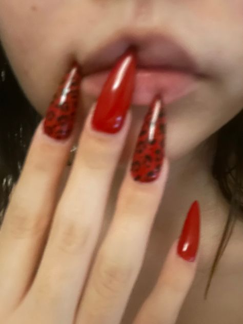 Emo Nails Y2k, Red Y2k Nails Almond, Nail Inspo Y2k Grunge, Red Gyaru Nails, Y2k 2000s Nails, Red Vintage Nails, Rockstar Girlfriend Aesthetic Nails, Red Emo Nails, Dr Pepper Nails