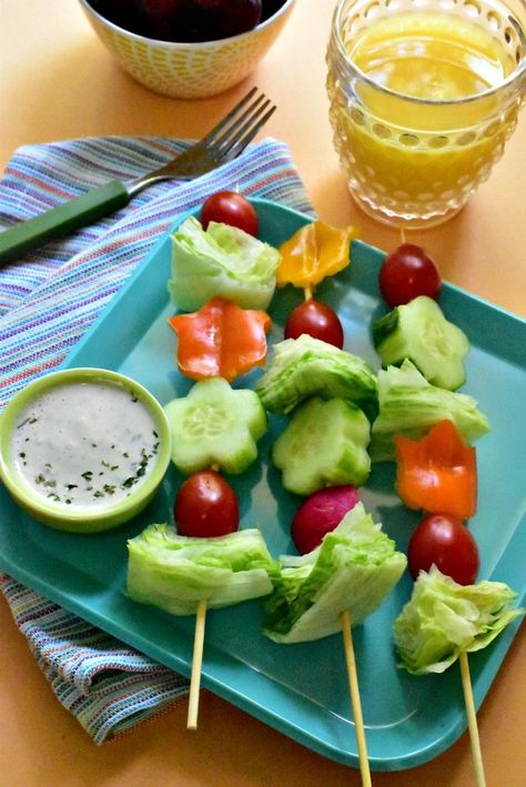 Vegetable On Stick, Veggie Skewers Raw, Vegetarian Party Appetizers, Salad On A Stick, Appetizer Skewers, Bunco Ideas, Salad Jars, Vegetarian Party, Vegetarian Party Food