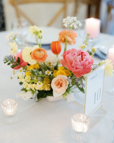 Wildflower Table Decor Wedding, Bright Floral Table Arrangements, Centerpieces Wedding Spring, Wildflower Sweetheart Table, Wildflower Wedding Centerpiece, Bright Floral Centerpieces, Bright Fall Wedding, Couple Meeting, Bright Floral Wedding