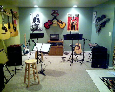 i will diffidently have a music room !!!with lots of different kinds of instrument Jam Room Ideas, Basement Wall Colors, Music Themed Bedroom, Jam Room, Home Music Rooms, Guitar Room, Recording Studio Home, Music Making, Music Studio Room