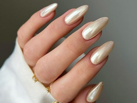 Vanilla Chrome Nails, Chrome Manicure, Chrome Nail Art, Modern Nails, Pearl Nails, Metallic Nails, Hot Nails, Dipped Nails, Prom Nails