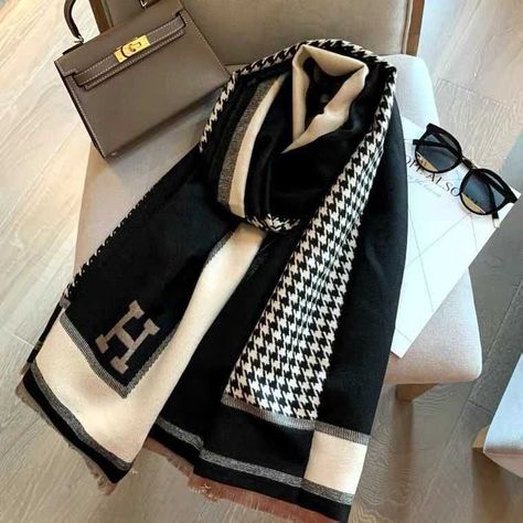 Hermes Shawl, H Letter, Houndstooth Scarf, Mode Tips, Branded Scarves, Luxury Scarves, Checked Scarf, Estilo Chic, Hermes Scarf