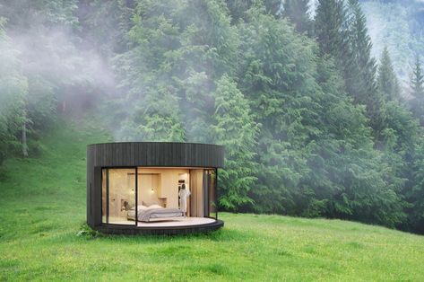 Le case prefabbricate del 2019 che ci hanno fatto sognare la libertà elledecoritalia Prefab Cabins, Prefabricated Houses, Exterior Cladding, Small Cabin, Round House, Curved Glass, Cabin Design, Closer To Nature, Glass Wall