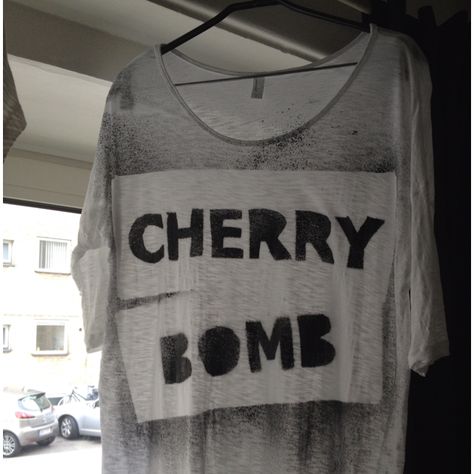 like this idea to spray paint t-shirts Outfit Punk, Punk Diy, The Runaways, Upcycling Clothes, Diy Spray Paint, Purple Lipstick, Joan Jett, Png Icons, Painted Clothes