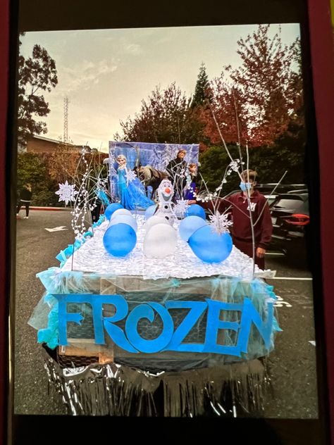 Disney Float Ideas, Diy Christmas Float Ideas, Christmas Float Ideas Parade, Disney Parade Float, Frozen Parade Float, Homecoming Float Ideas, Halloween Wagon, Holiday Parade Floats, Frozen Christmas Decorations