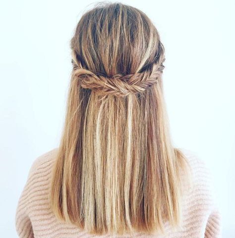 Straight Half Down Hairstyle Straight Prom Hair, Medium Hair Braids, No Heat Hairstyles, Vlasové Trendy, Fishtail Braid, Long Straight Hair, Gorgeous Hair, Medium Length Hair Styles, Hair Goals