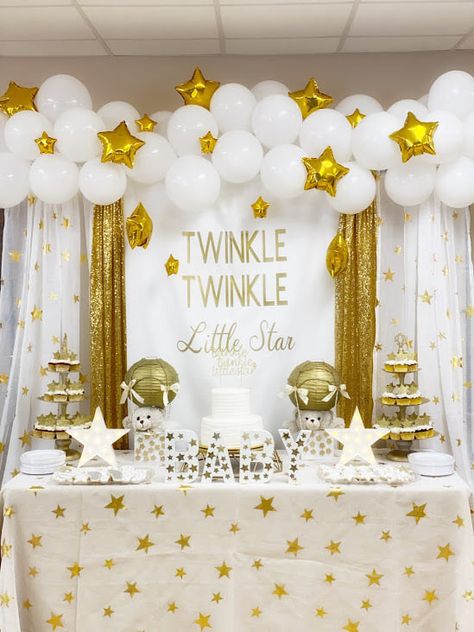 Baby Shower Cake Table, Star Baby Shower Theme, Deco Buffet, Twinkle Twinkle Baby Shower, 1st Birthday Girl Decorations, Happy Birthday Decor, Star Birthday Party, Baby Shower Theme Decorations, Simple Birthday Decorations