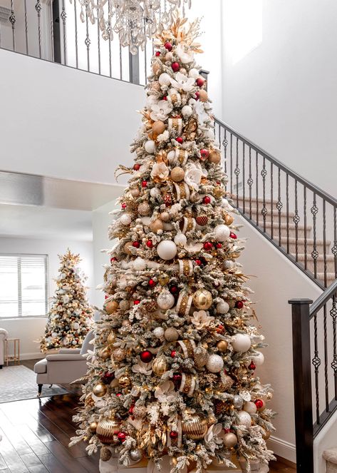 Decorating a Classic Red and Gold Christmas Tree Gold And White Christmas Tree, Gold And White Christmas, Elegant Christmas Tree Decorations, Christmas Colour Schemes, Red Gold Christmas, White Christmas Tree Ideas, Red And Gold Christmas Tree, Gold Christmas Tree Decorations, Gold Christmas Ornaments