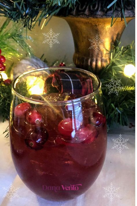 Cherry Christmas Amaretto Cocktail in a glass with holiday lights Cherry Christmas Cocktail, Red Holiday Cocktails, Cherry Cocktail Recipes, Amaretto Drinks, Christmas Mocktails, Cherry Christmas, Jingle Juice, Red Wine Recipe, Cherry Drink