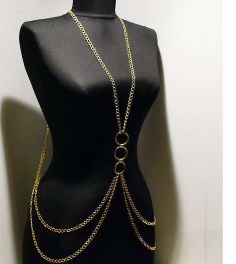 This body piece was designed to fit all sizes and can be worn around the neck and across the back and is easily fastened. Heres a great and totally unique piece that makes the old little black dress take on a whole different meaning! It also looks great worn over a loose shirt, with Body Shein, Diy Body Chain, Gold Harness, Full Body Chain, Body Chain Necklace, Chain Body Jewelry, Chain Shirt, Body Necklace Chain, Body Chain Harness