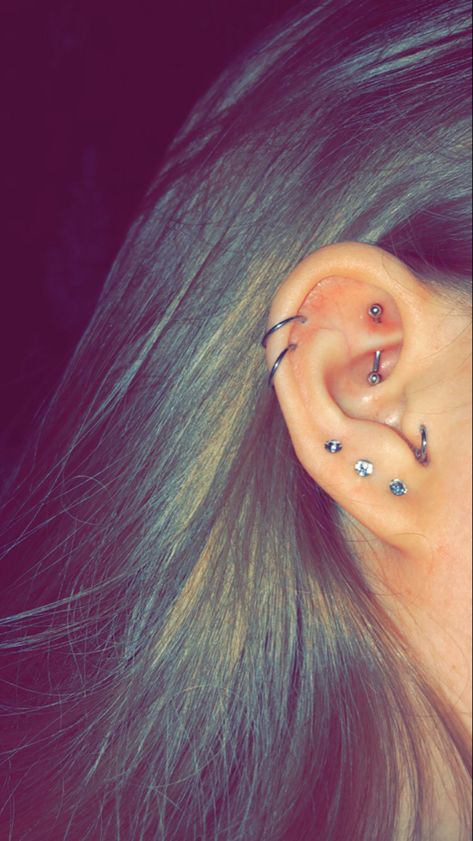 Piercings Aesthetic Grunge, Earring Piercing Ideas, Aesthetic Ear Piercings, Double Helix Piercings, Ear Piercing Helix, Earring Aesthetic, Double Helix Piercing, Unique Ear Piercings, Double Tongue Piercing