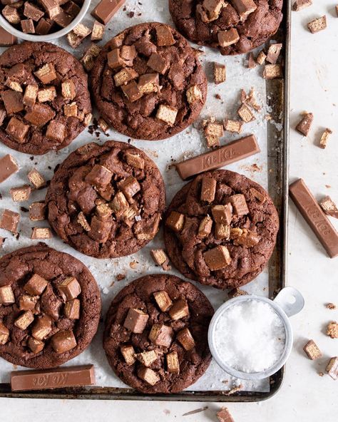 Kit Kat Cookies with Chocolate Chunks - Cloudy Kitchen Aesthetic Cookies Pictures, Cookies Pictures Ideas, Cookie Pictures Ideas, Bread Photoshoot, Cookies Pictures, Kit Kat Cookies, Cloudy Kitchen, Cookie Pictures, Double Chocolate Cookies